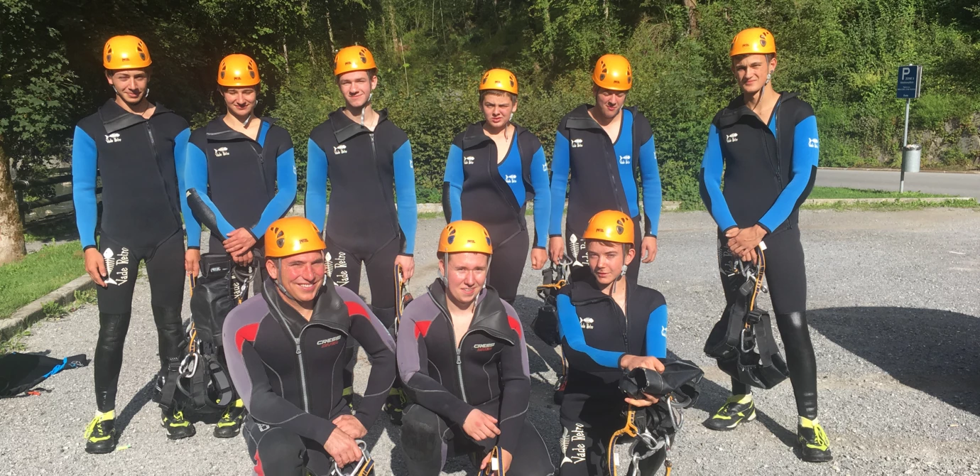 Bild von Lehrlingen 2019 in Rafting-Ausrüstung